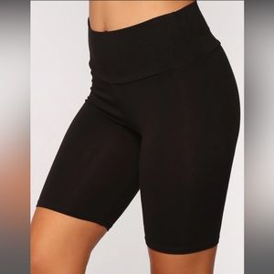 Brooke Black Mid Rise Biker Short NEW 🏷️